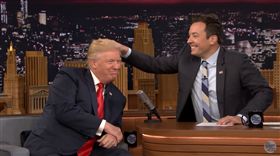 吉米法隆（Jimmy Fallon）弄亂川普的頭髮（圖／翻攝自YouTube）