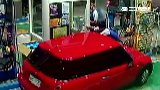 開進加油站角度沒喬好　員工被撞被夾