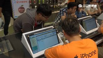 愛瘋7開賣熱銷　果粉漏夜排隊搶頭香