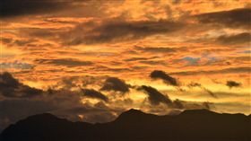 中央氣象局16日上午發布馬勒卡颱風陸上颱風警報，台 東天空傍晚出現火燒雲，天空一片橘紅色，讓經過尼伯 特和莫蘭蒂2颱風蹂躪後的台東人不免擔心。 中央社記者盧太城台東攝　105年9月16日
