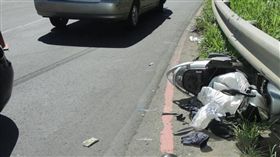 江姓祖孫倆遭闖紅燈的轎車攔腰撞上，導致孫子亡、江翁命危（翻攝畫面）