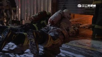 搶救民宅！鐵門打不開　警消趴地滅火