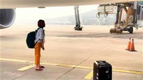 一名女子因為遲到未上飛機，竟到跑道上「人肉攔機」，整個過程延誤約20分鐘（圖／翻攝自微博）