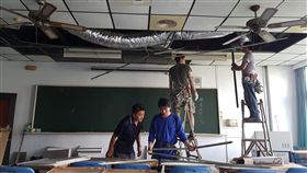 倚坡勢而建的輔英科大受莫蘭蒂強颱肆虐，校園滿目瘡痍，全校18棟大樓受損，無一倖免，災損逾新台幣1200萬元，全校教職員連日來總動員協助搶修，趕在19日上課前恢復校園原貌。
（輔英科大提供）