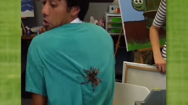 影／眼睛業障重？素描蜘蛛竟爬上背了