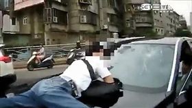 王男為了追討250萬裝潢費，不惜捨命趴上引擎蓋上擋車（翻攝畫面）