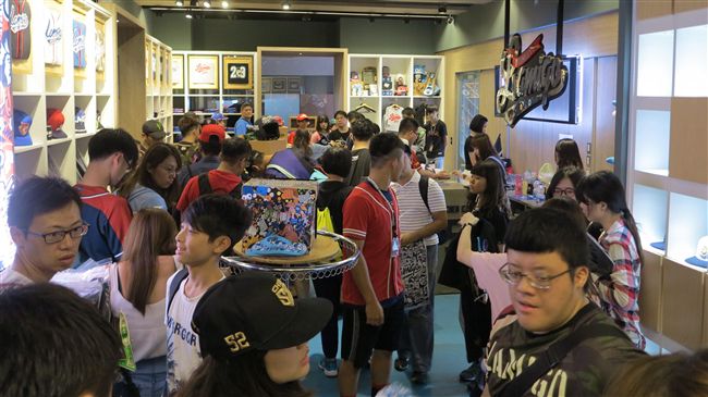 鋒哥紀念商品超搶手　颱風延賽仍完售