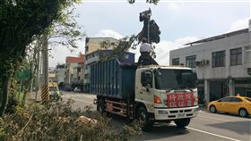莫蘭蒂颱風肆虐，高雄滿目瘡痍，高雄市環保局清潔隊連日來全員出動，環保署也支援抓斗車，迄今累計清出4200噸廢棄物，趕在19日前恢復全市各主要道路市容觀瞻。
（高雄市環保局提供）中央社記者程啟峰高雄傳真　105年9月17日
