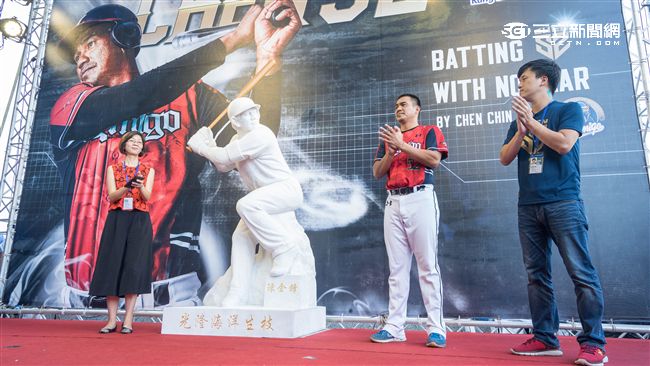 陳金鋒,引退,LAMIGO,雕像 圖／記者林敬旻攝