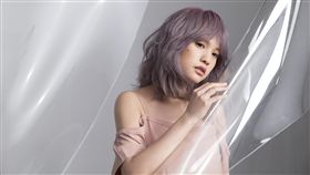 歌手楊丞琳（圖）將推出新歌「年輪說」，回顧自己過往人生，談起感情道路，她坦承，自己在愛情裡沒有遺憾、但有後悔。
（環球EMI提供）
中央社記者吳琬婷傳真 105年9月18日