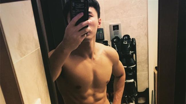 老婆讚小煜健身有成　阿緯怒秀腹肌照