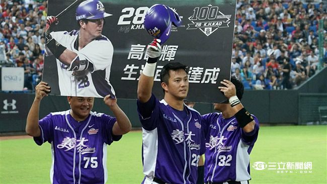 高國輝百轟　舉「52」向鋒哥致敬