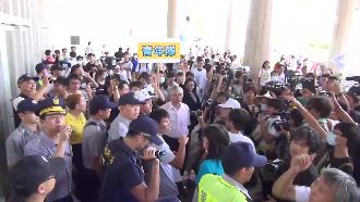 反台化遊行遭嗆　魏明谷冷處理立閃人