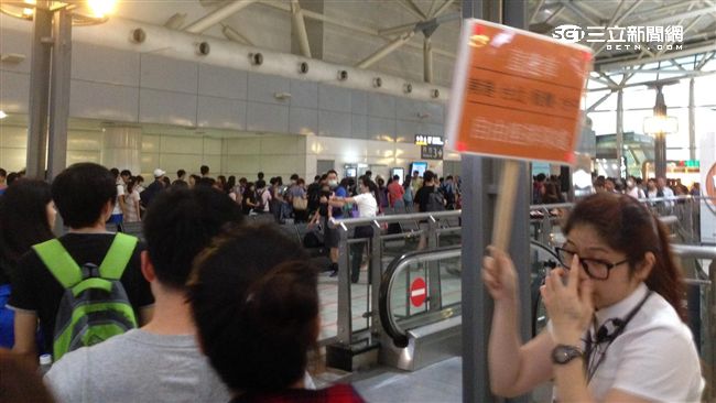 高鐵站被塞爆　搭不到自由座乘客暴怒