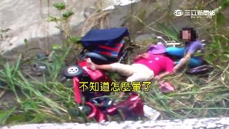 突然暈了！女載母試騎代步車跌落橋墩