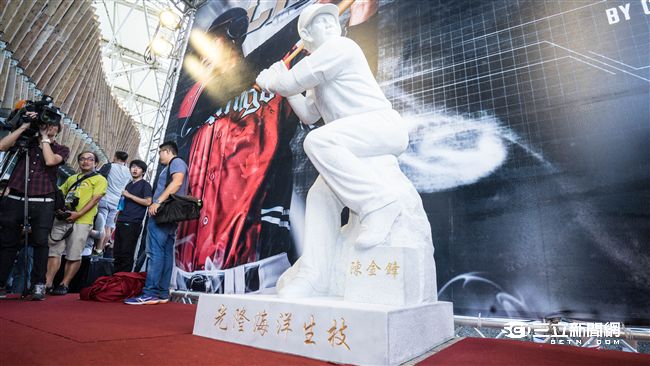 陳金鋒雕像 圖／記者林敬旻攝