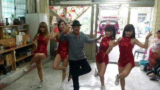 影／阿公好嗨！辣妹群熱舞祝88大壽