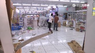 老婦誤踩油門　一家人買奶粉衰被撞