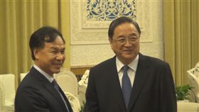 中國大陸全國政協主席俞正聲（右）18日在北京人
民大會堂，接見8名藍營縣市首長。圖為俞正聲與連江縣長劉增應（左）握手。
中央社記者邱國強北京攝 105年9月18日