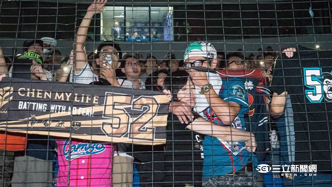 陳金鋒引退賽結束 球迷不捨相擁淚崩