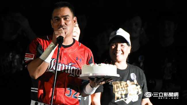 鋒哥引退柔情　請全場唱生日歌獻媽媽