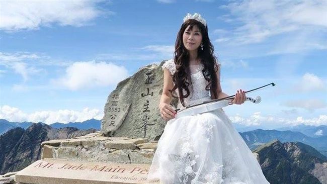 驚豔台灣之美　她力行「百岳婚紗夢」