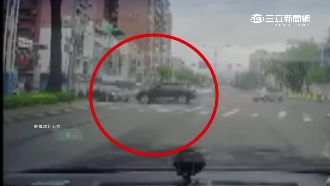 時間暫停？兩車對上　竟停路中不相讓