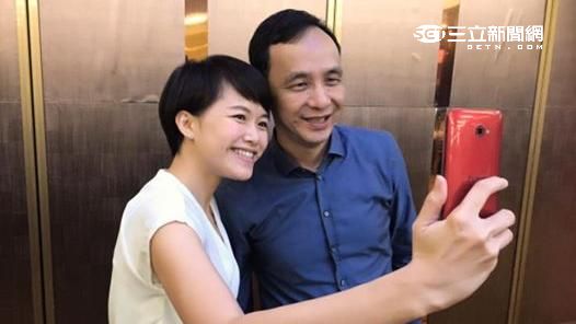 朱立倫颱風後飛英國　幕僚臉書敬父愛