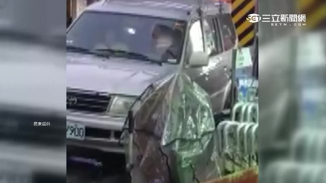 影／男發狠猛捶小孩　打到整台車狂晃