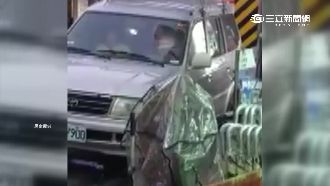 影／男發狠猛捶小孩　打到整台車狂晃