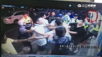 烤肉被亂入！尋仇闖車行　警舉槍逮人