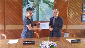 台灣向太平洋島國論壇（PIF）捐贈「台灣／中華民國與PIF獎學金計畫」50萬美元援款，駐斐濟代表高泉金當地時間19日代表捐贈。（圖／中央社／駐斐濟代表處提供）