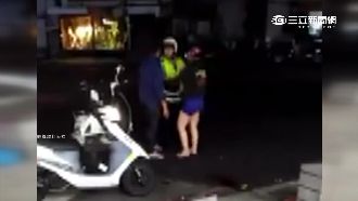 安全帽沒扣被攔　騎士竟抓狂辱罵員警