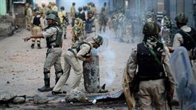 印度所屬喀什米爾一陸軍基地遭襲擊（圖／翻攝自samaa.tv）