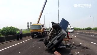 小貨車疑爆胎撞護欄　翻3圈橫躺國道