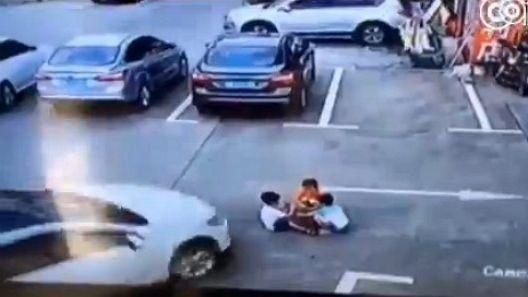 女駕駛疑低頭玩手機　停車場輾過3童