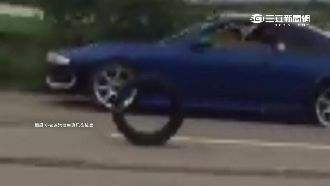 跑車疑裝新胎　甩尾後輪胎脫離落跑