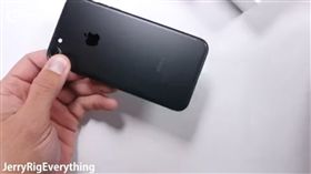 翻攝影片　iPhone 7,消光黑,曜石黑,刮痕