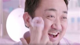 《屍速》馬東錫扮「粉紅大叔」　推銷Krystal化妝品
圖／翻攝自韓網、아이돌 이슈 - New臉書