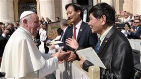 教宗方濟各與台灣藝術家交談
教宗方濟各與台灣藝術家羅廣維（右2）、僑務委員劉鴻源（右）交談。（劉鴻源提供）
中央社記者鄭傑憶羅馬傳真　105年9月19日