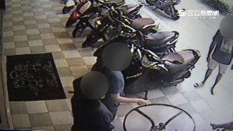 婦人暴走沿路飆罵　拿椅作勢砸孩童