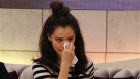 徐若瑄讓姊姊坐好「孕」沙發／中天提供