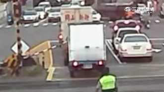 卡平交道阻斷桿　貨車臨停險被火車撞