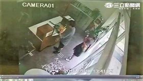 張姓女失主今天下午領回近萬元的現金袋（翻攝畫面）