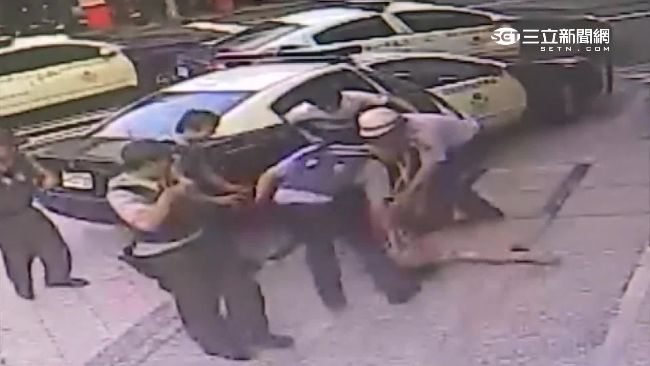 「這不是肯德基」醉男躺警局前耍賴