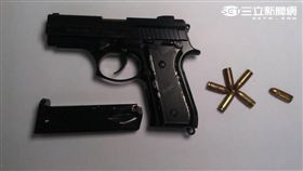 謝男邀友試槍卻走火自傷並在送醫時被丟包（翻攝畫面）