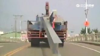 影／鋼骨未固定滑落　險插進後方人車