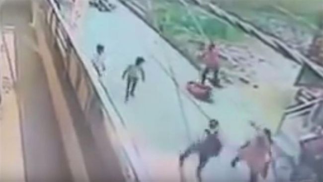 女老師街頭遭刺　路人竟眼睜睜看她死