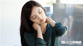 狂盯螢幕滑手機　台灣「肩緊族」爆增