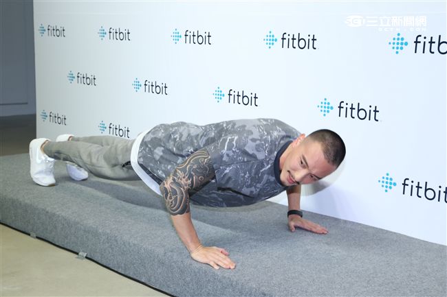 王陽明出席智慧手環發表會,分享運用科技關注自身健康狀態